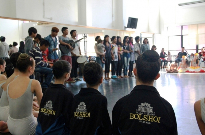 Índios da Tribo Guarani participam de aula na Escola Bolshoi